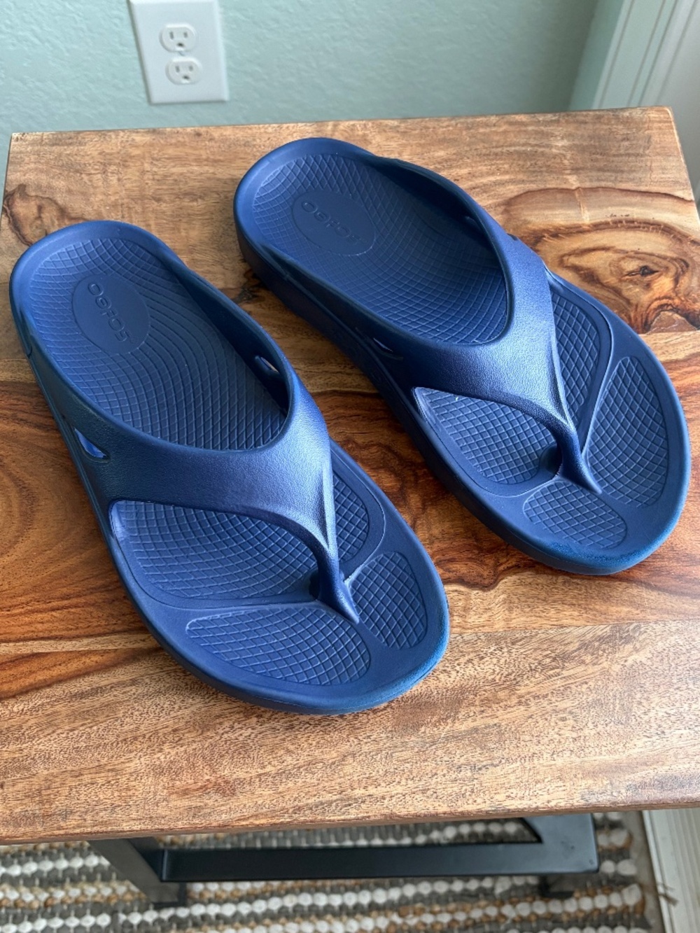 OOfos flip flops